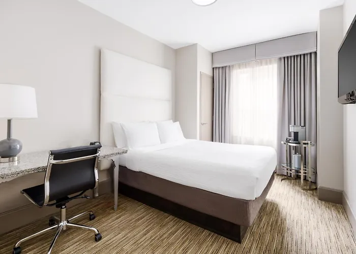 Hotel Express - Magnificent Mile By Ihg 3*