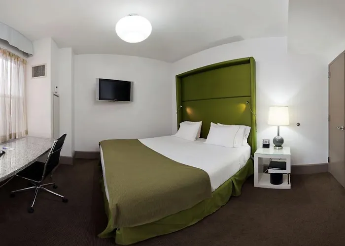 Hotel Express - Magnificent Mile By Ihg 3*