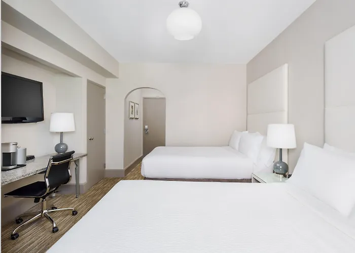 Express - Magnificent Mile By Ihg Hotel 3*