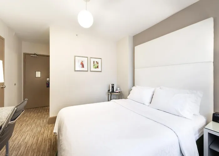 Hotel Express - Magnificent Mile By Ihg 3*