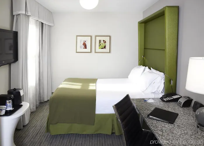 Hotel Express - Magnificent Mile By Ihg 3*